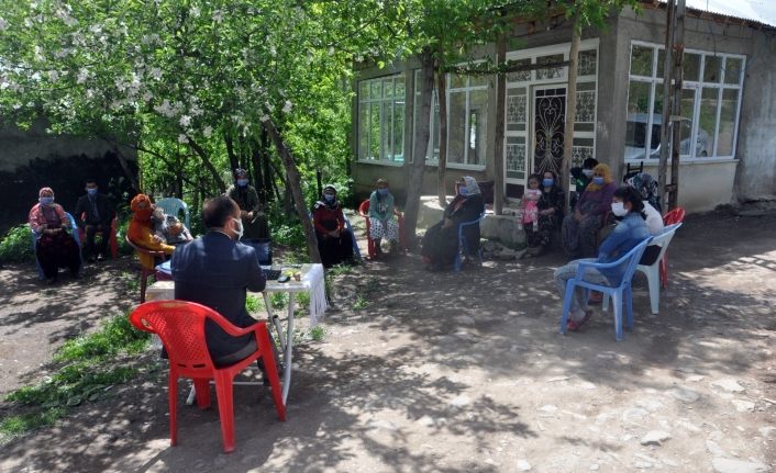 Pandemiden dolayı dernek toplantılarını evinin bahçesinde yapıyor