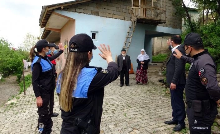 Polis ekipleri tam kapanma döneminde kapı kapı vatandaşın ihtiyacına koşuyor