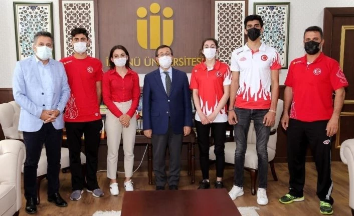 Rektör Kızılay’dan başarılı sporculara hediye