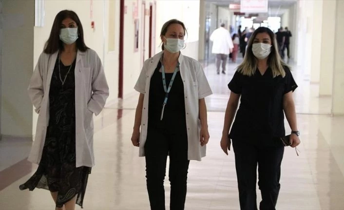 Sağlık çalışanı anneler çocuklarına doya doya sarılacakları günü iple çekiyor