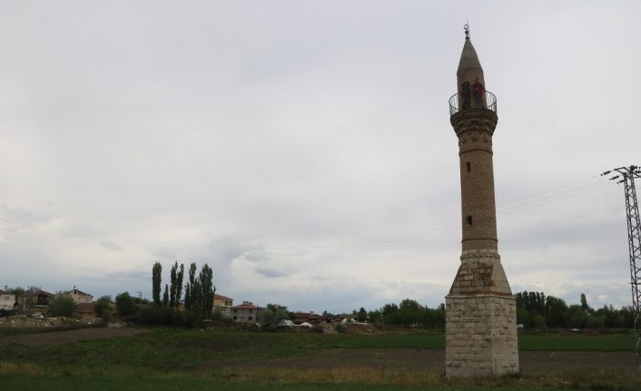 Sular altında kalan köyün ’yalnız minaresi’