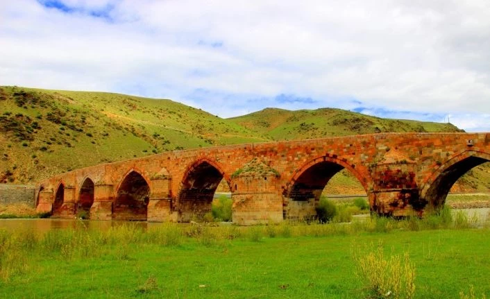 Tarihin en eski köprülerinden birisi olan Çobandede Köprüsü ilk günkü ihtişamıyla göz kamaştırıyor