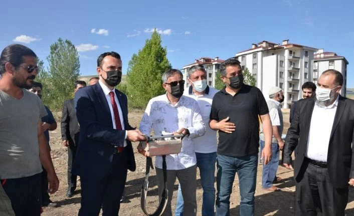 Tercan’da bir hayırsever tarafından yaptırılan yatılı Kur’an Kursu’nun temeli atıldı
