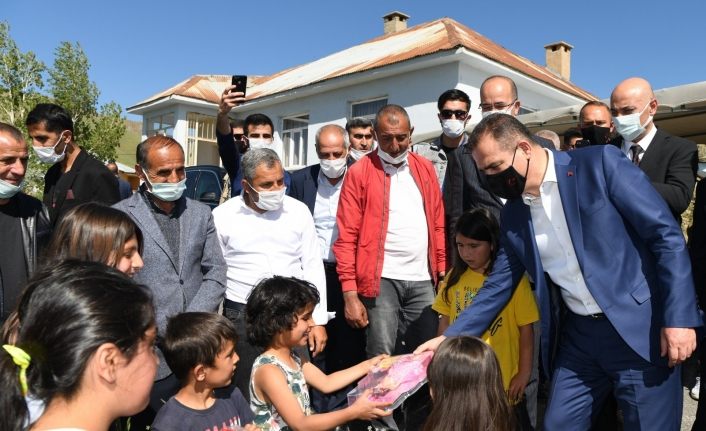 Vali Akbıyık’tan köy ziyareti