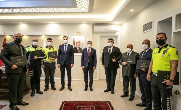Van Valisi Bilmez’den başarılı trafikçilere belge