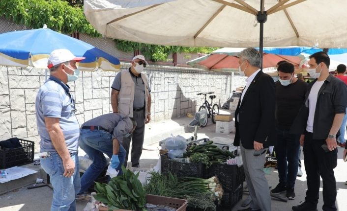 Vali Makas, semt pazarında denetimde bulundu