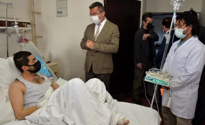 Vali Memiş, yaralı Özel Harekat Polisi Öner’i hastanede ziyaret etti