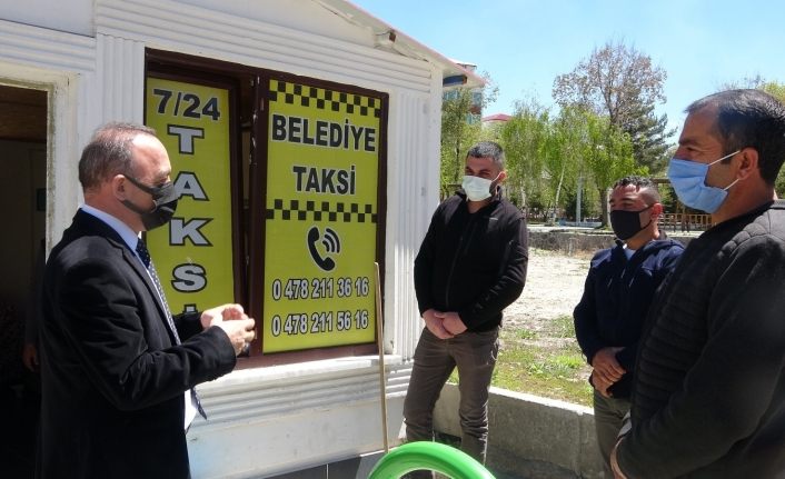 Vali sokakta vatandaşa sordu: "Neden dışarıdasınız?"