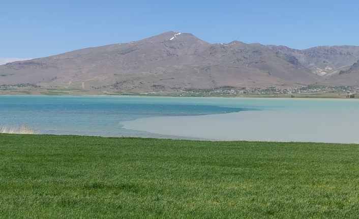 Van’da yağış sonrası Van Gölü’nün rengi değişti