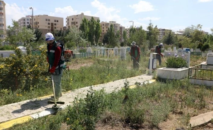 Van Büyükşehir'den mezarlıklarda temizlik çalışması