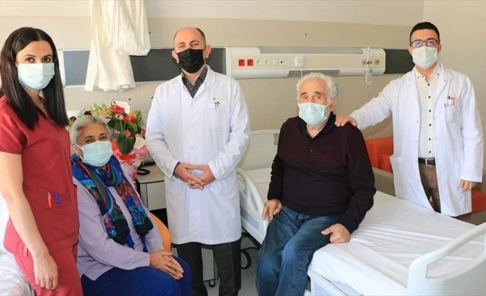 Yoğun bakımda dahi evlilik yıl dönümünü unutmayan Kovid-19 hastası hem sağlığına hem eşine kavuştu