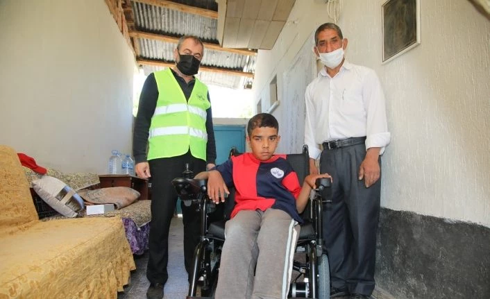 Yolda karşılaştığı başkandan akülü araç isteyen engelli Veysel’e bayram sürprizi
