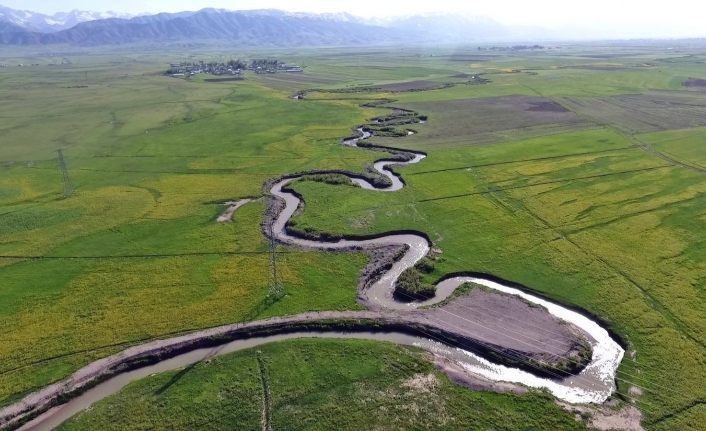 Yüksekova’da menderesler hayran bırakıyor