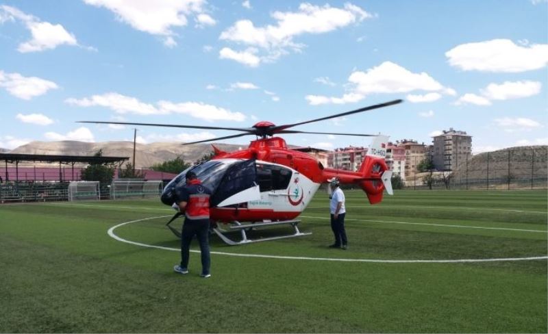 Beyin kanaması geçiren vatandaş, ambulans helikopterle hastaneye yetiştirildi