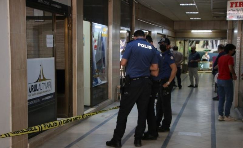 Elazığ’da eski meclis üyesi bıçakla ağır yaralandı