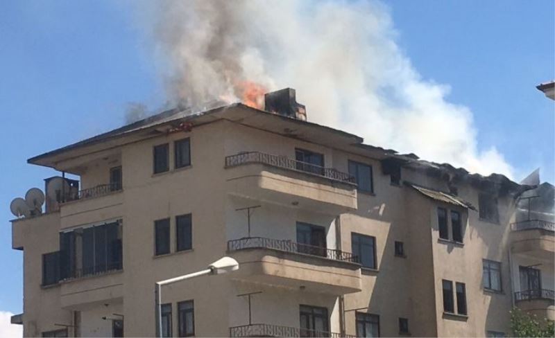 Elazığ’da yangın, bina ve bir okuldaki öğrenciler tahliye edildi