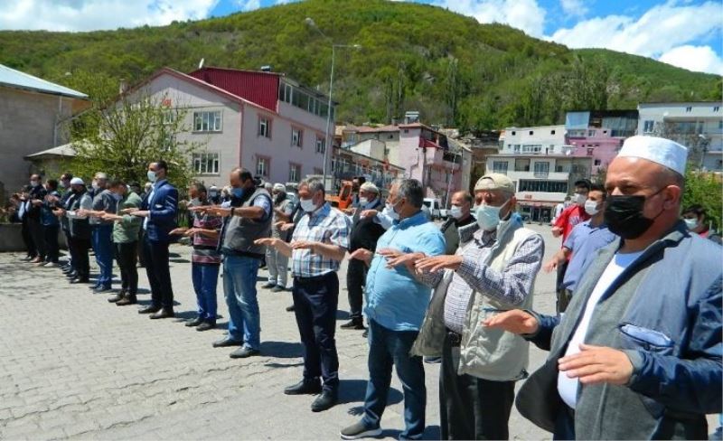 Posof’ta yağmur duası edildi kurban kesildi