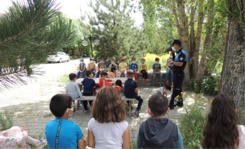 Susuz’da polis minik öğrencileri bilgilendirdi