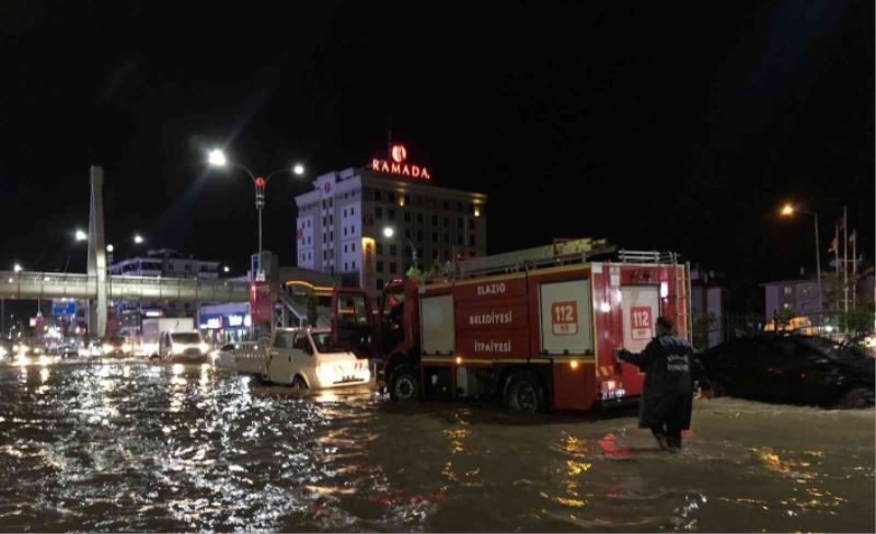 Elazığ’da sağanak biranda bastırdı, onlarca araç yolda kaldı